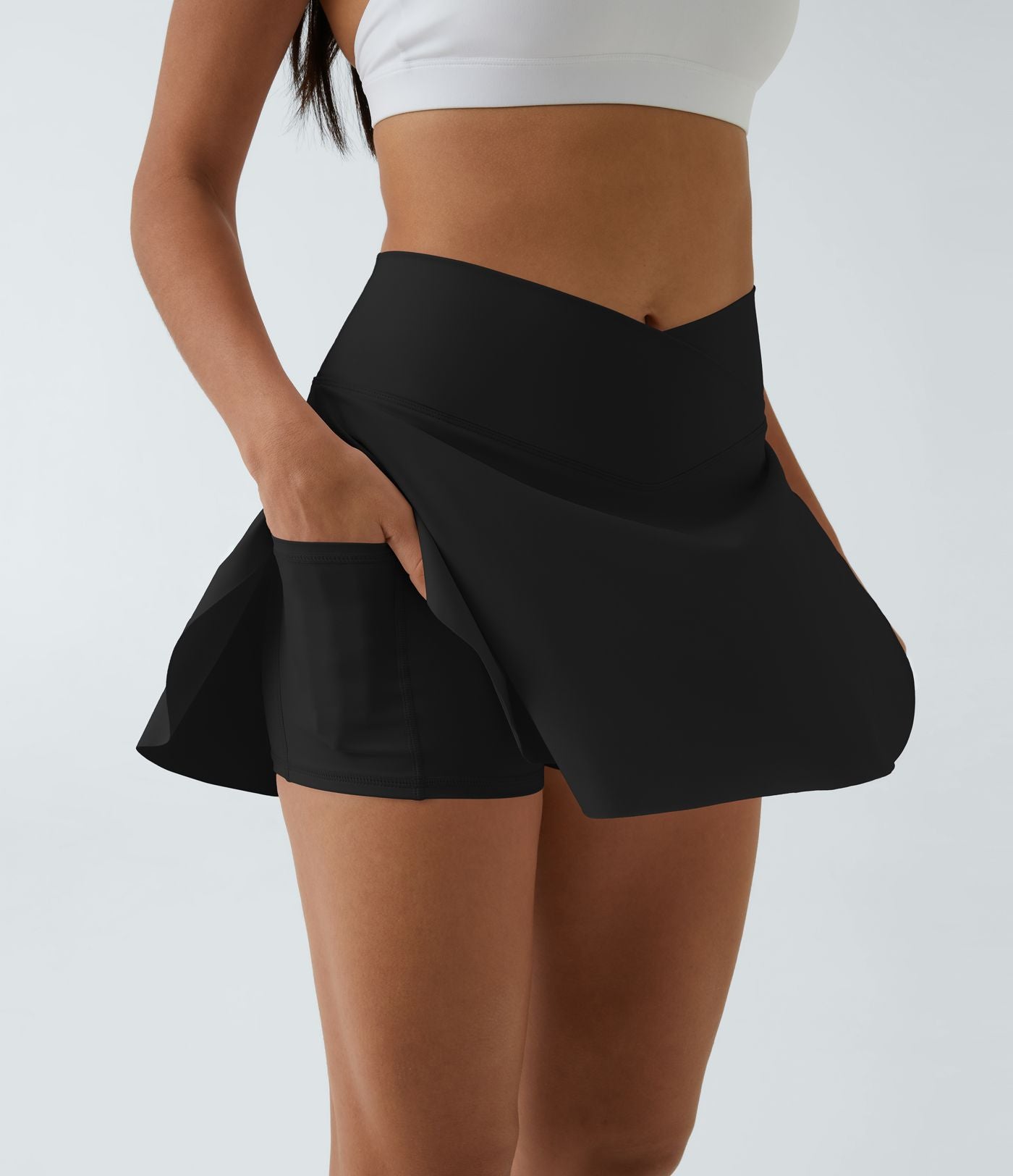 "Jupe-short de sport Noir avec short intégré, tissu fluide et taille haute, idéale pour le tennis ou le fitness