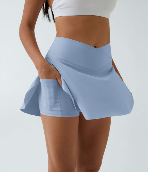 "Jupe-short de sport femme bleu clair avec short intégré, taille haute, tissu léger et respirant, adaptée au tennis, fitness et activités sportives.